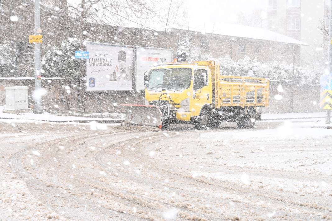 Konya’nın beyaz örtüyle kaplanan ilçesinde karla mücadele ediliyor 8